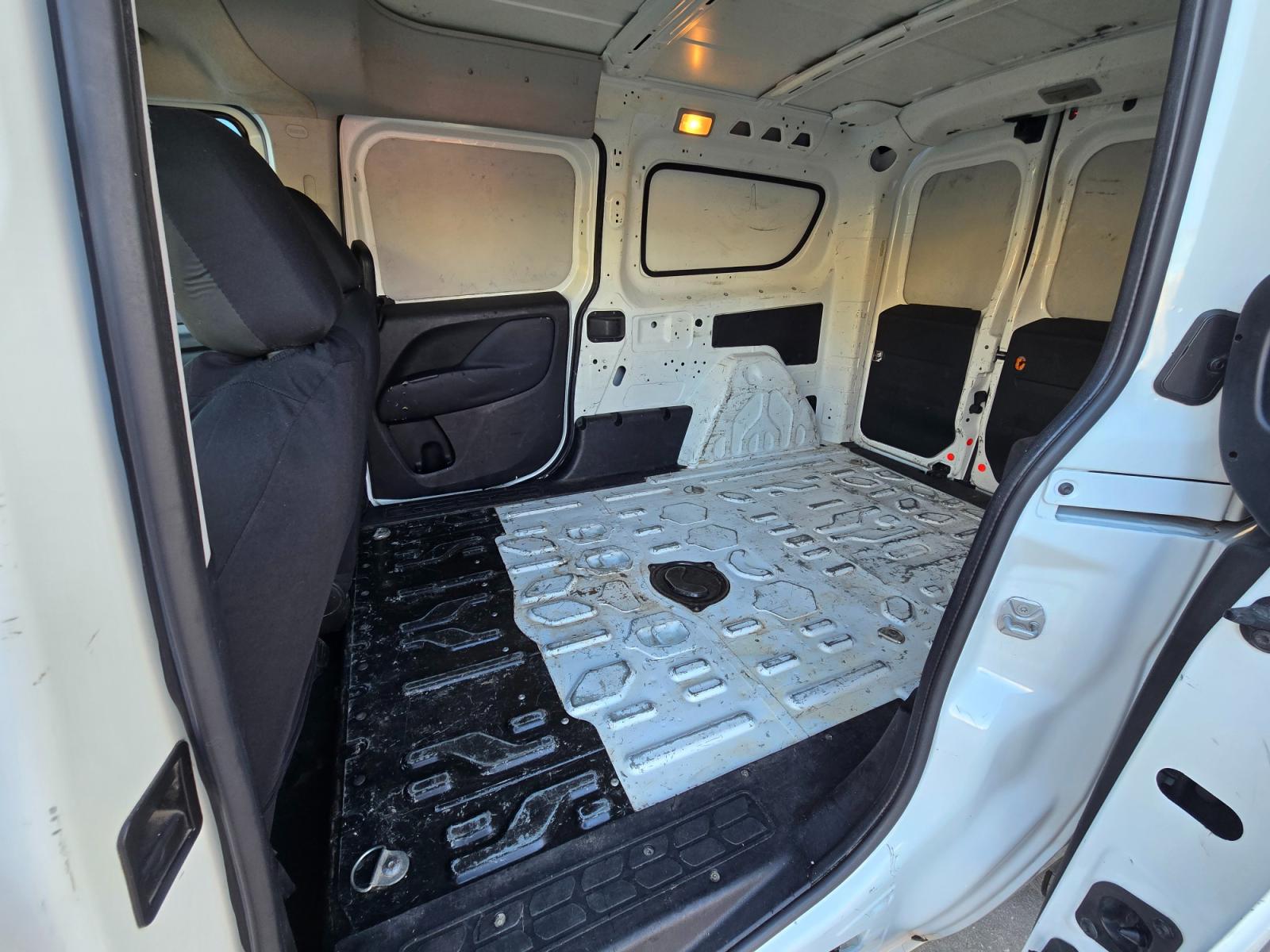 2018 WHITE RAM ProMaster City Wagon SLT (ZFBERFBB7J6) with an 2.4L L4 engine, 9A transmission, located at 503 West Court, Seguin, TX, 78155, (830) 379-3373, 29.568621, -97.969803 - Photo #6